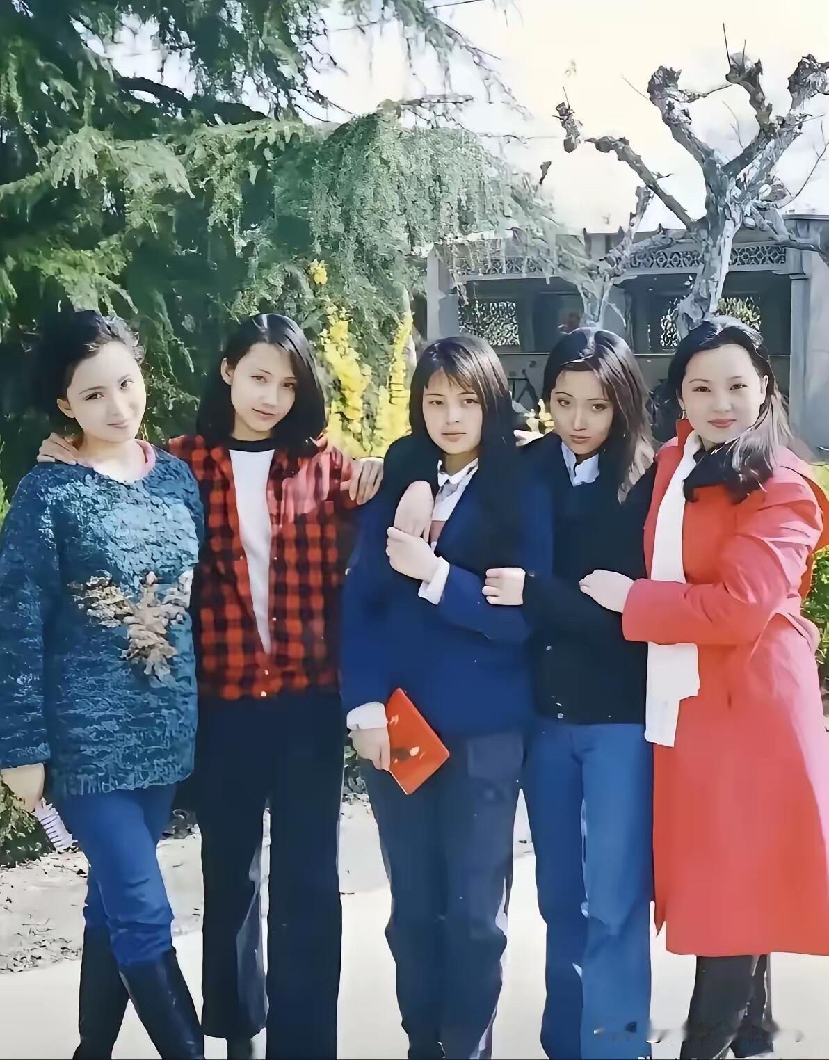 这一群美女的合影里，陈晓旭不是颜值最好看的那一个，但她是5个人里气质最好的一位，