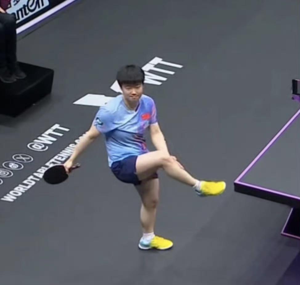 孙颖莎赢了外协好朋友，下一轮就没有那么轻松了，赛场上发生一件事情，球迷都说莎