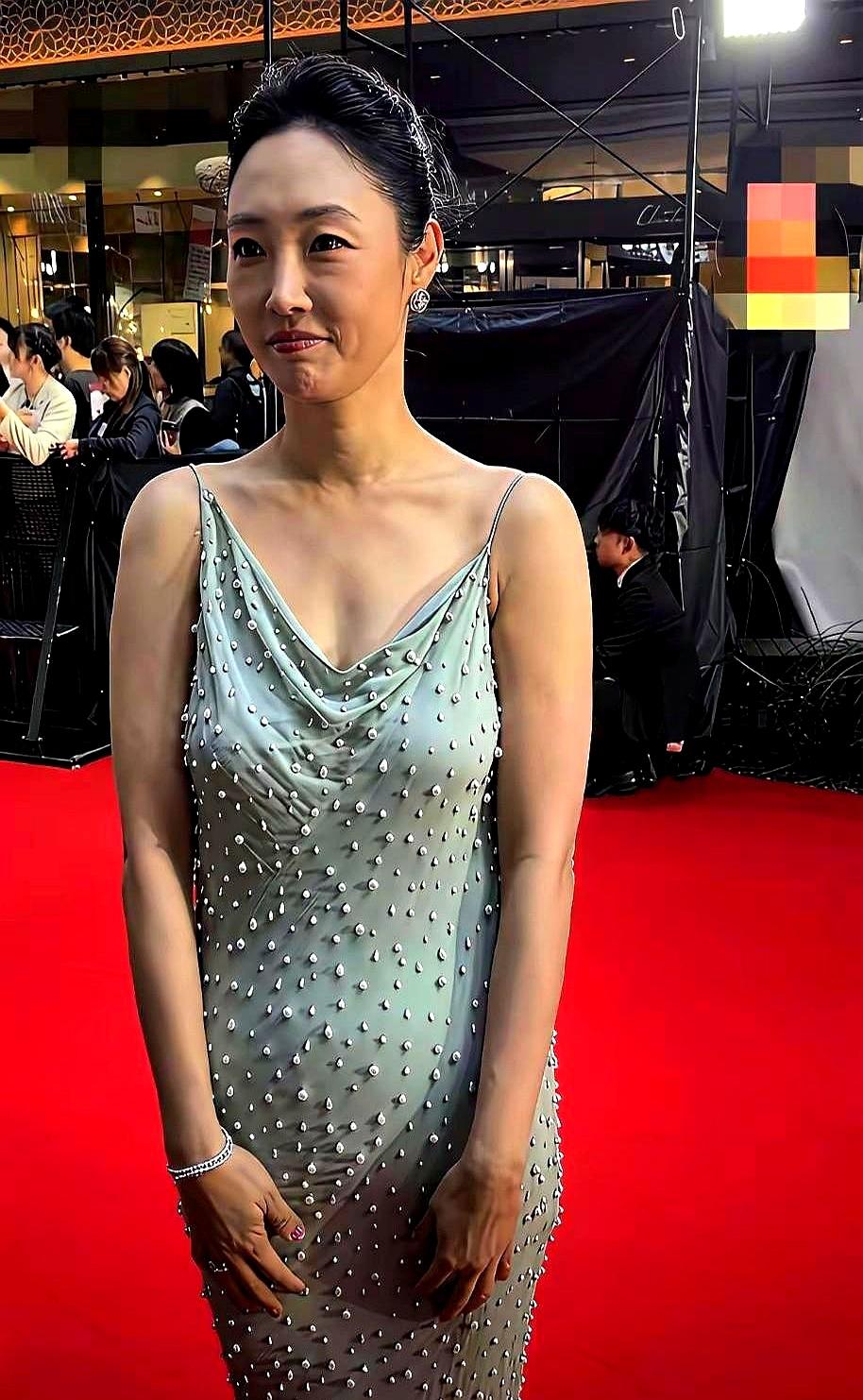 我觉得40岁左右有点好像是快速衰老了一样。白百何穿着那身湖蓝色吊带裙出席