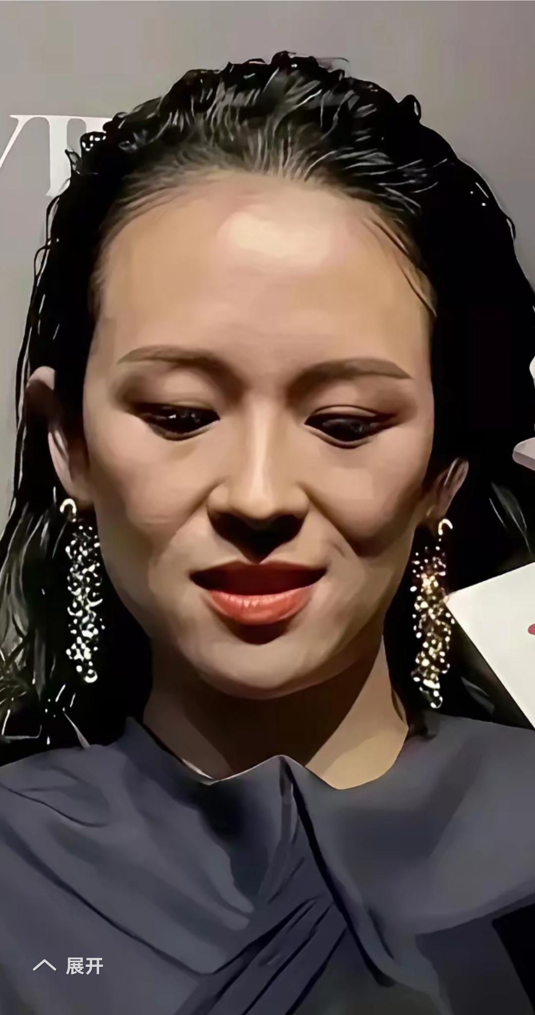 看到这图片后，觉得自己是不是眼睛花了，这居然是章子怡。