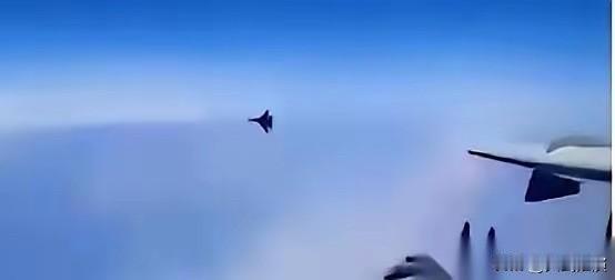 美军飞行员最崩溃的事，不是在雷达上看到我们的歼-20。美军飞行员最怕的不是歼