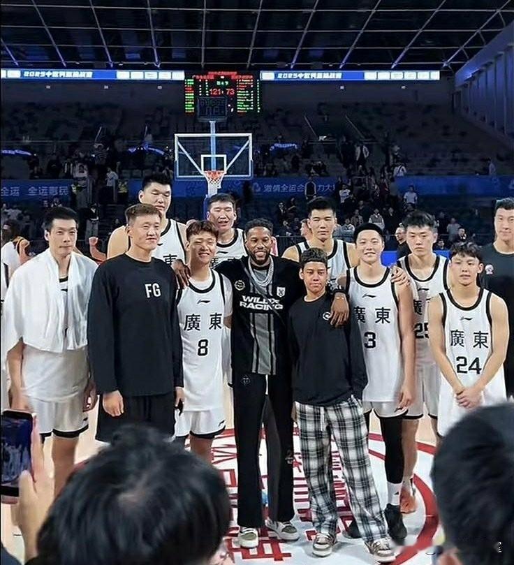 媒体人晒广东全运男篮热身赛后大合照，周鹏、赵睿和威姆斯站C位，谁是广东队的领袖一