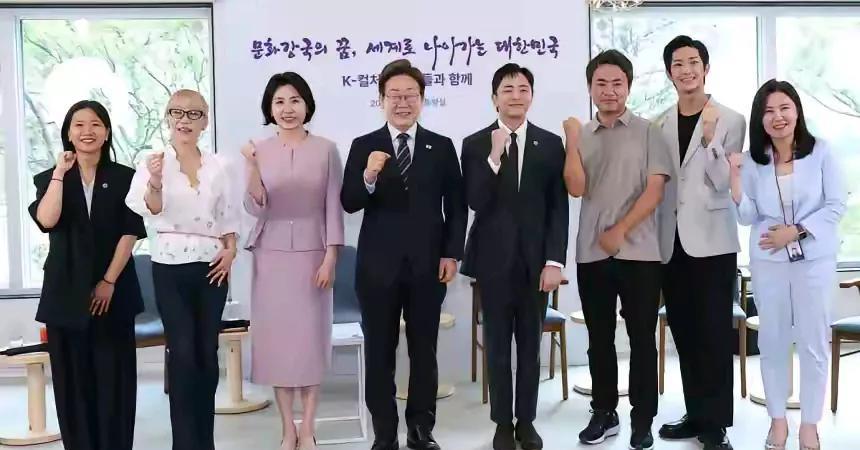 这样的站位安排很不合适，将韩国第一夫人置于何地，既是摄影者的失误也是被邀请一起拍