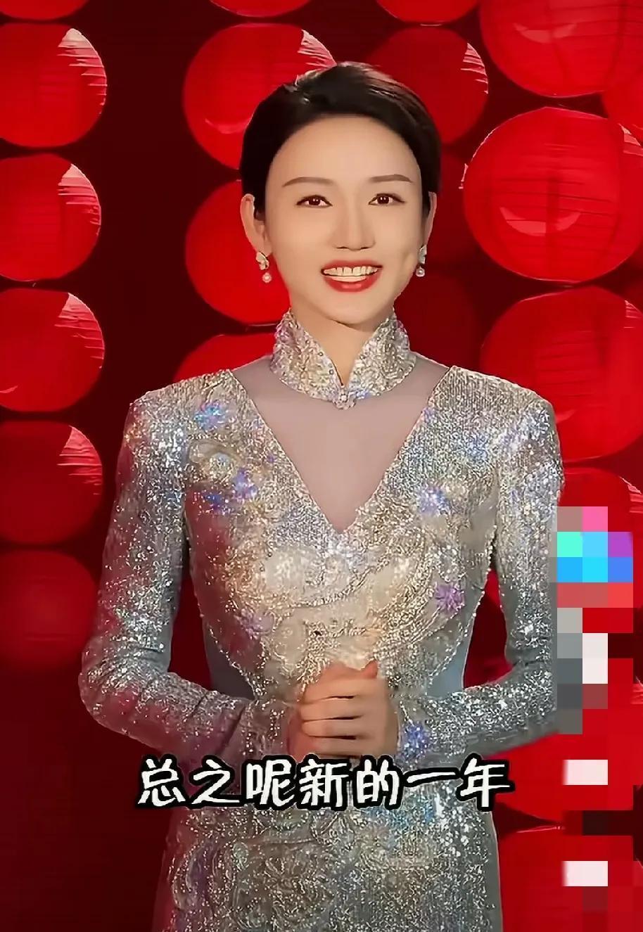 央视当家花旦龙洋被催婚现场，她一句话让全场安静了。2022年采访镜头怼到脸上，