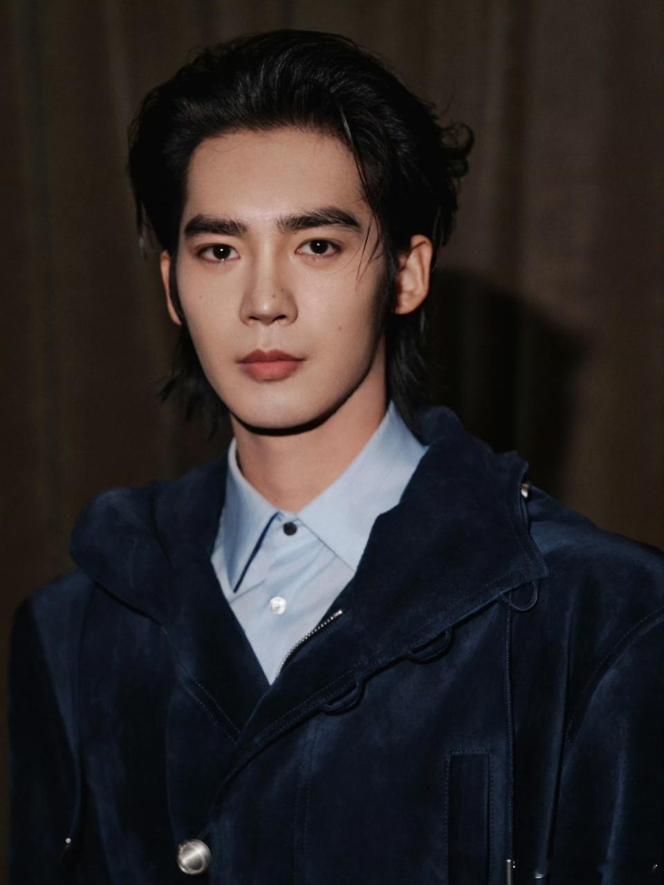 于适巴黎神图像线面一样繁殖🤭背头风衣的于适在巴黎，复古绅士气质拉满，神图频出