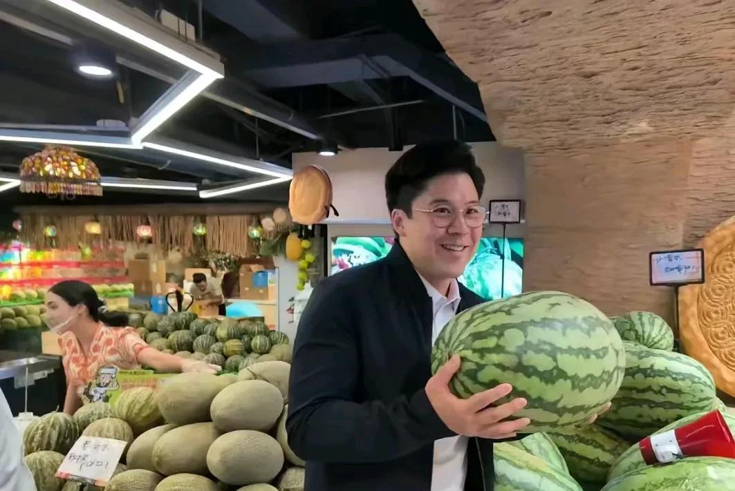 在新疆边疆宾馆那边做生意的大姑8月5号带着乌兹别克斯坦客户逛乌鲁木齐国际大巴扎的