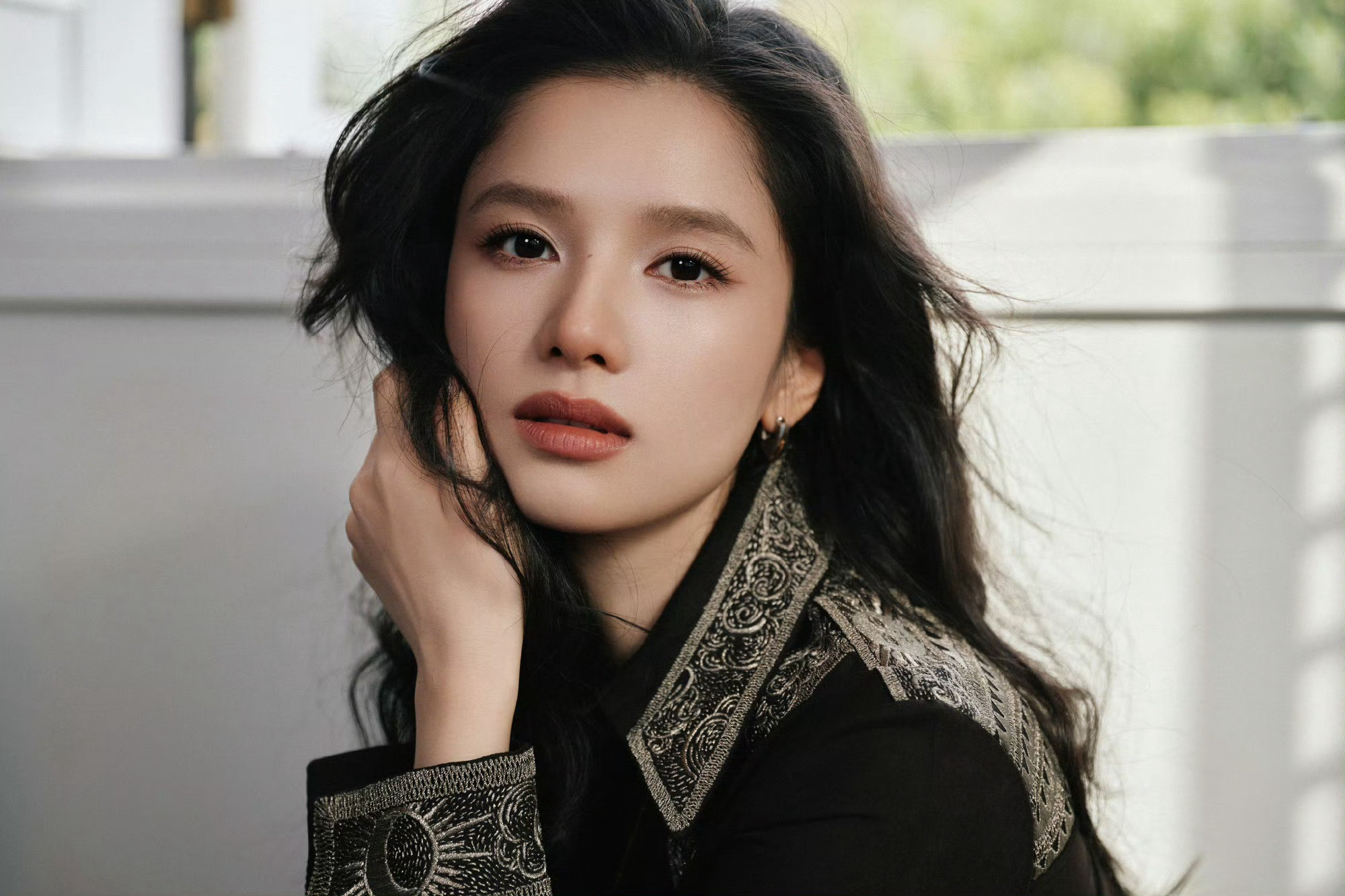 不是那种刻意的娇柔，是骨子里透出来的慵懒又勾人的风情！好喜欢今天的张婧仪～