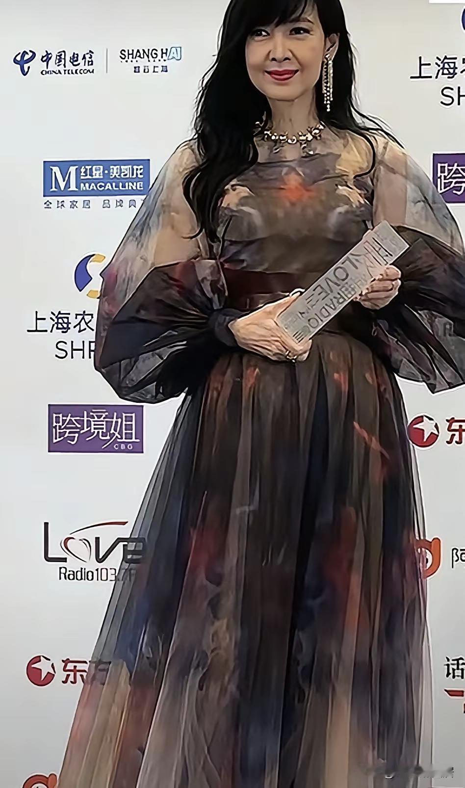 哎！“女神”怎么变成这般模样了？这造型、这衣品、这品味，真是一言难尽啊！55岁