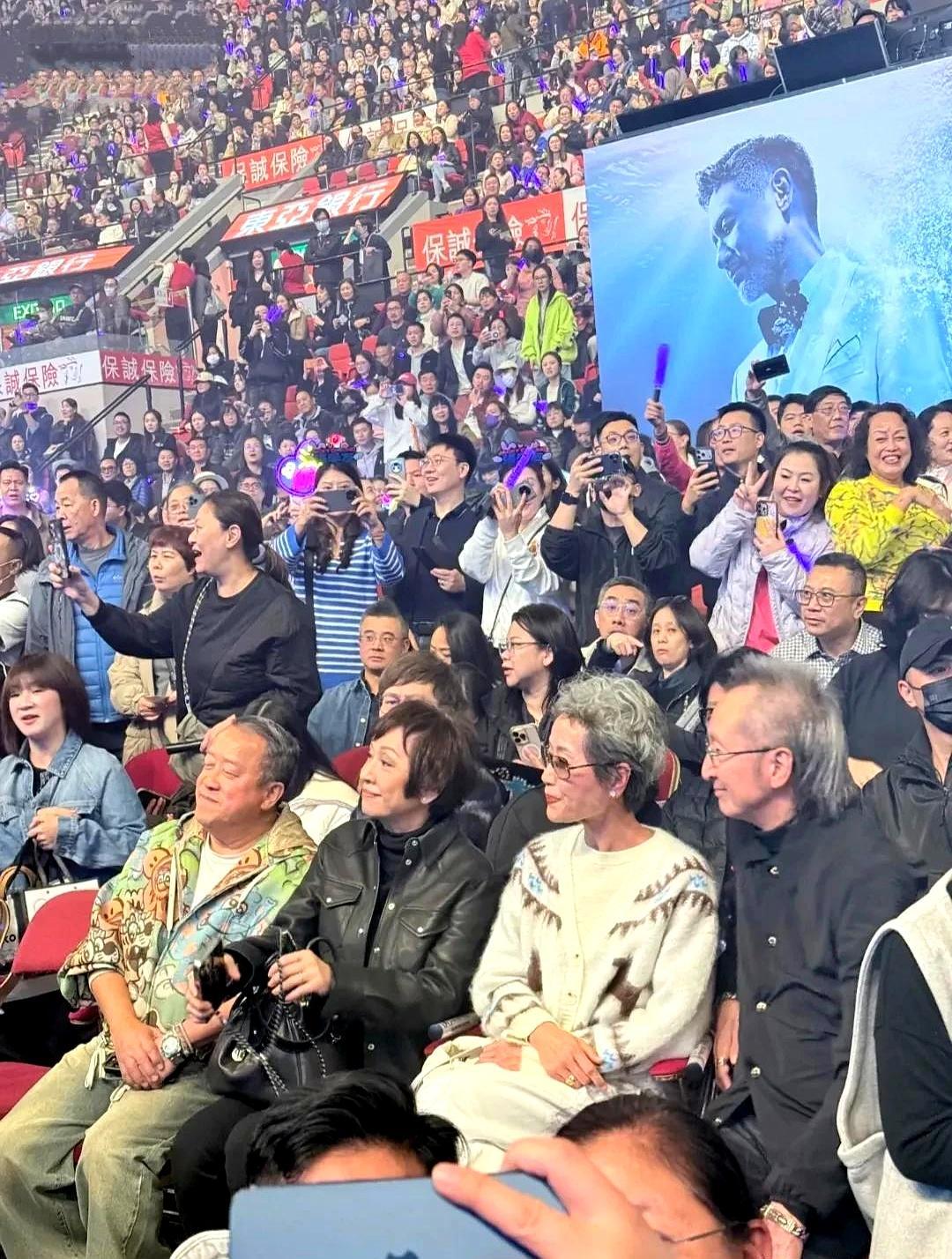 62岁叶童银发抢镜昨晚红馆尾场，叶童一头白发坐第一排，口红亮到镜头直反光。