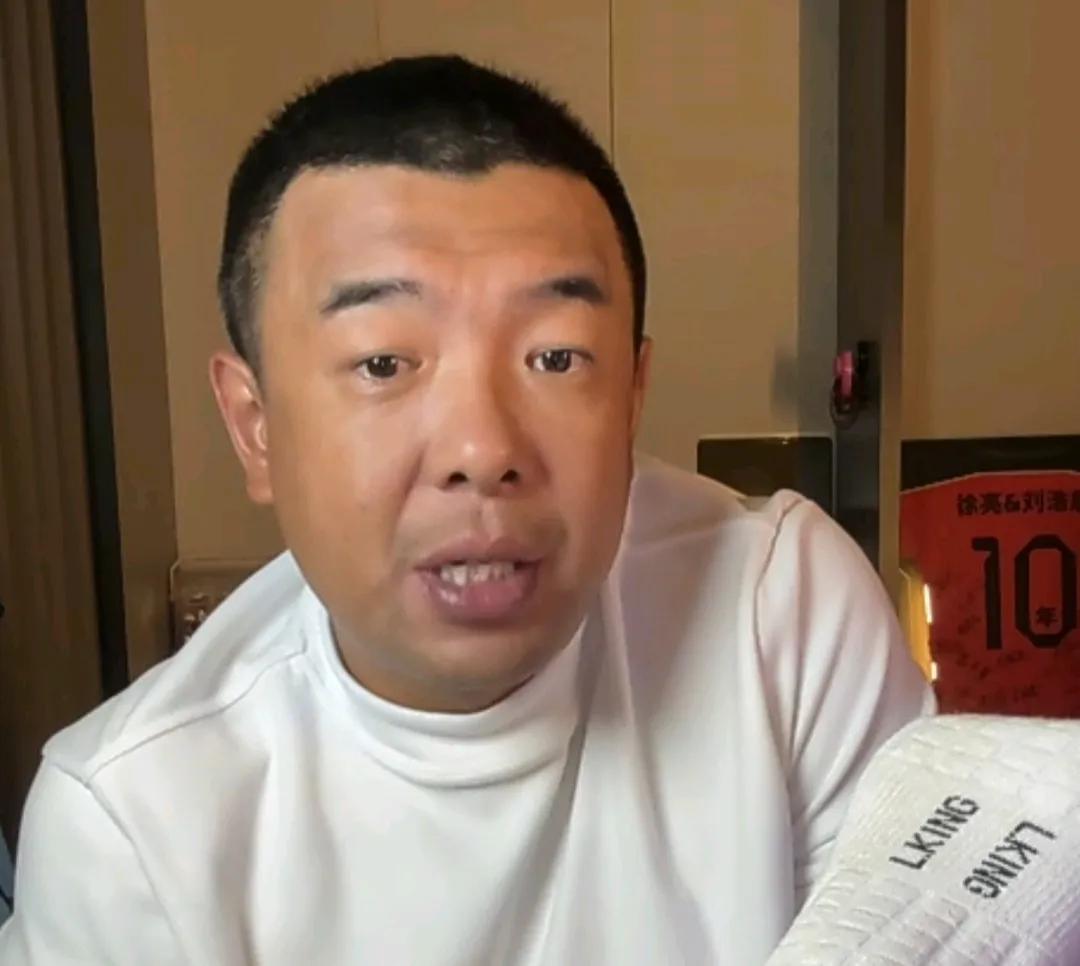 前国脚徐亮表示，他不去国少队当主教练其实有一个原因。这个原因就是他太讲义气了。