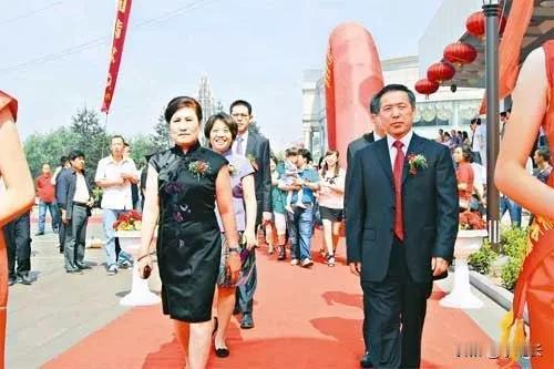 家人们谁懂啊！1985年的山西吕梁，有个男人揣着几百块钱创业，20年后居然把公司