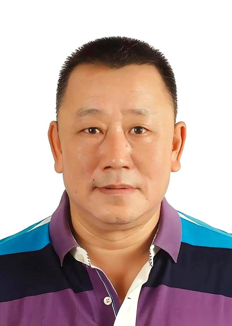 原材料价格一夜疯涨，合同瞬间变成了一张“催命符”。厂里所有人都急疯了，围着老板