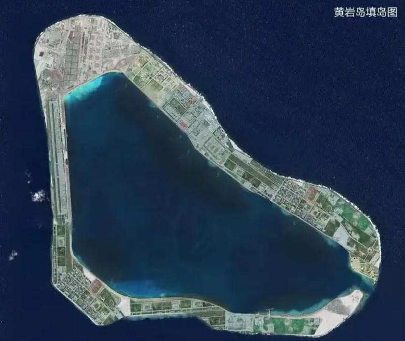 附图是黄岩岛填岛后的规划图，包含一个跑道长度超过3千米的机场，各种完善的基础设施