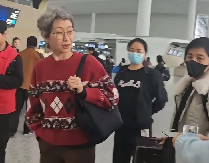 路人视角下的叶童，63岁的她，有这样的好状态，足以打败99%的同龄人……