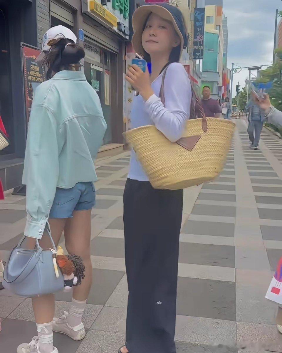 夏露端午节晒出国度假vlog，马龙在家带娃，她和两个闺蜜去韩国济州岛游玩，又白又