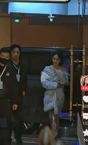 杨幂不愧是顶流，小小的一个下拉动作，将心机和流量密码展示的淋漓尽致！杨幂参加