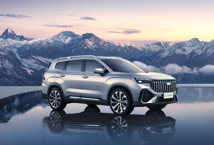 日前，新款吉利豪越L实车亮相，新车定位为一款中型SUV，新车将推出5/6/7座三