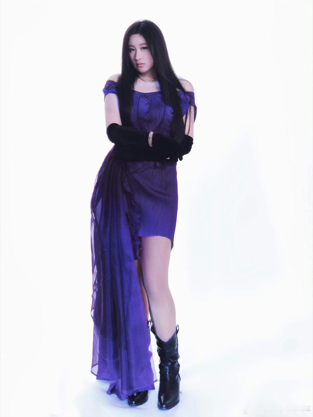 锤娜丽莎造型百变大咖秀单依纯笑死我了，网友的嘴怎么这么毒啊，说锤娜丽莎是参加百