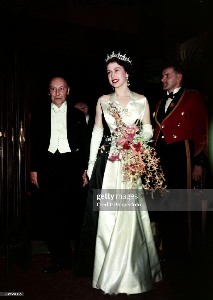 1952年10月，英女王伊丽莎白二世、菲利普亲王以及玛格丽特公主在莱斯特广场的帝