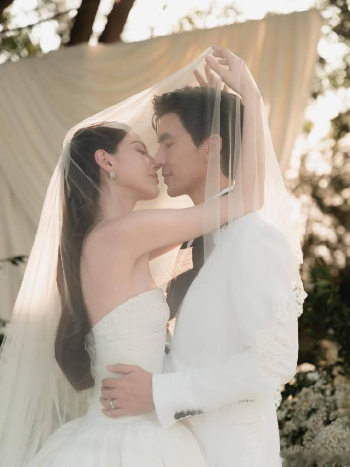 Mai婚纱照10日，泰星Mai在社交媒体平台晒出婚纱照，她与伴侣Ter昨日在考