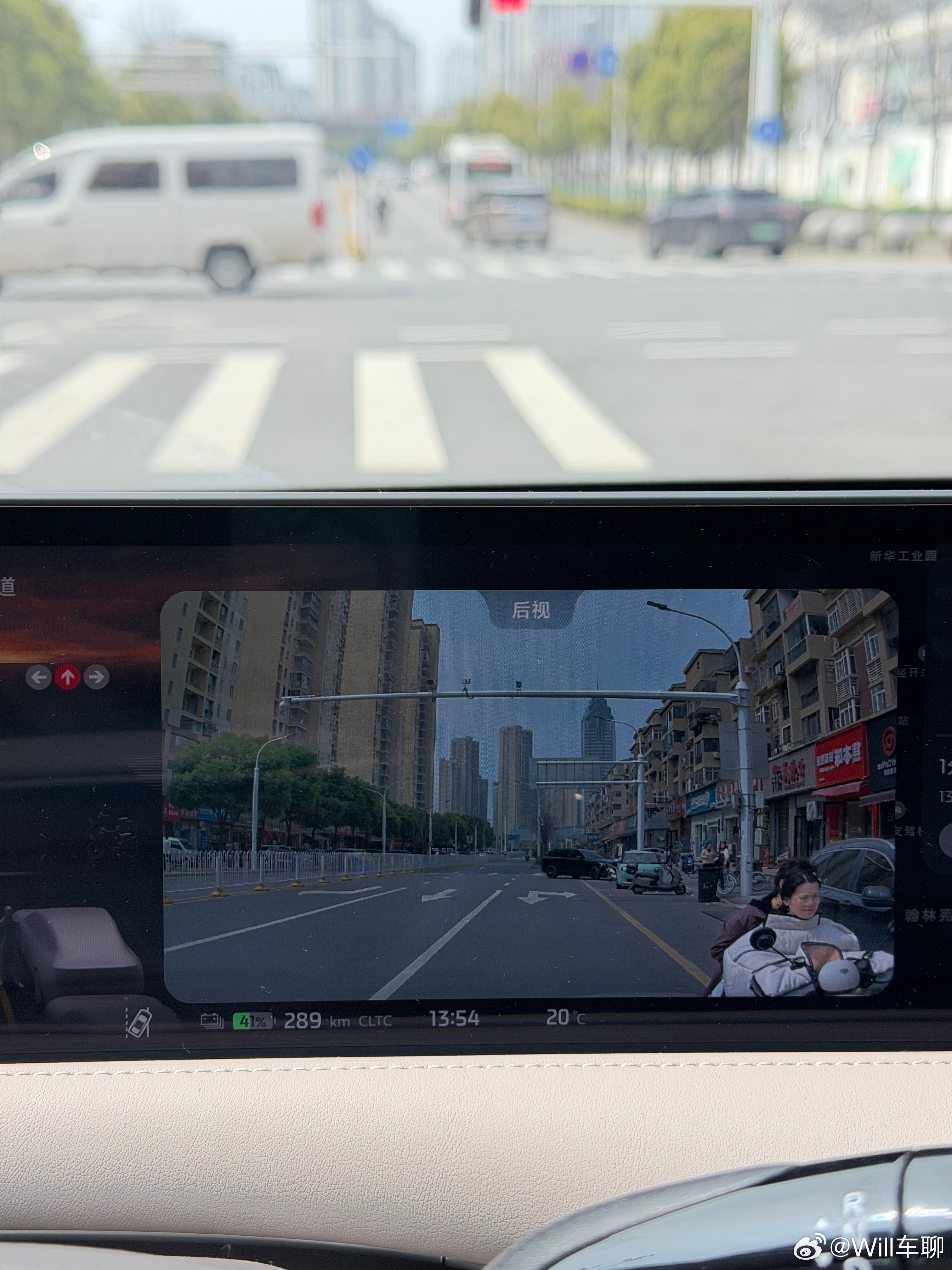 路上看到一个美团的骑手，一边过马路一边回头看，然后看他车的把手上，两边没有后视镜