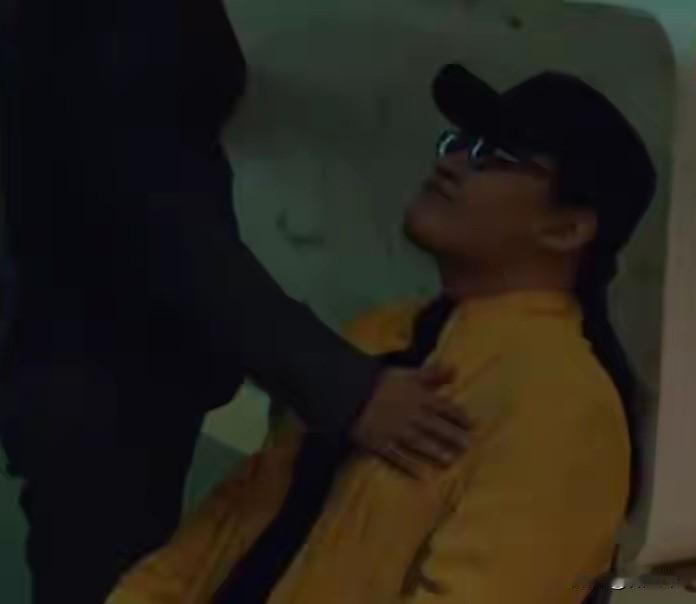 2019年刘欢录制《歌手》时后台发生的一幕。起因还是股骨头坏死，虽然在2010年