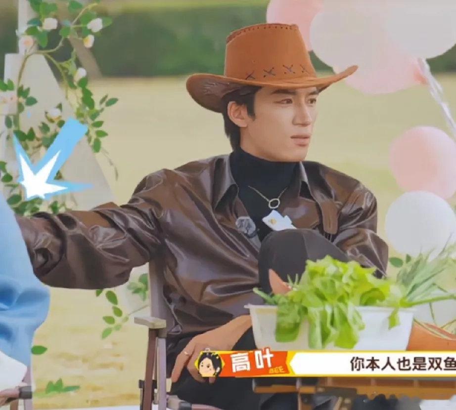 综艺名场面来了！王星越正跟高叶聊天，下意识伸手搂住徐志胜。徐志胜当场举手告状，一本正经说：请自重，我