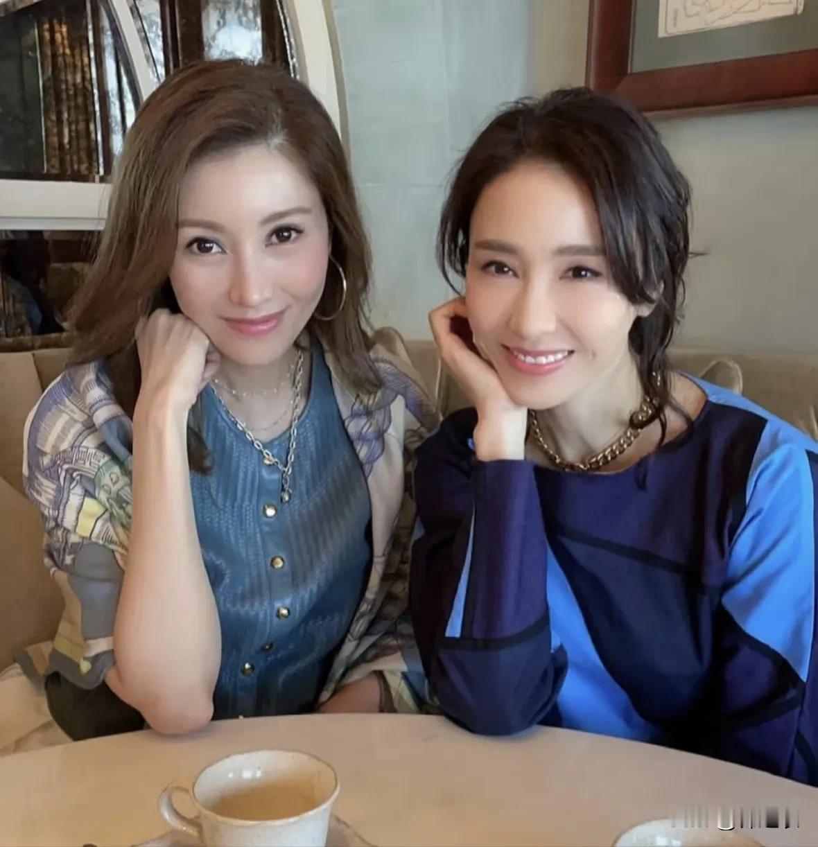 黎姿和李嘉欣的这一张合照，有人说李嘉欣是大美女黎姿是小美女，但我觉得李嘉欣和黎姿
