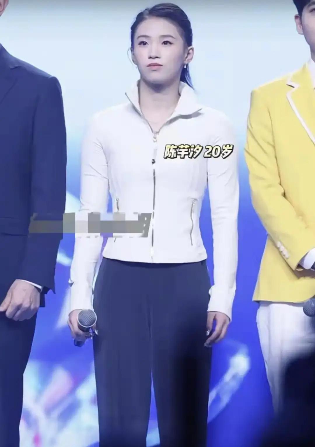 陈芋汐穿礼服弹钢琴那分钟，弹幕刷的全是“婵宝去哪了”。后台名单只写她一个人，确实