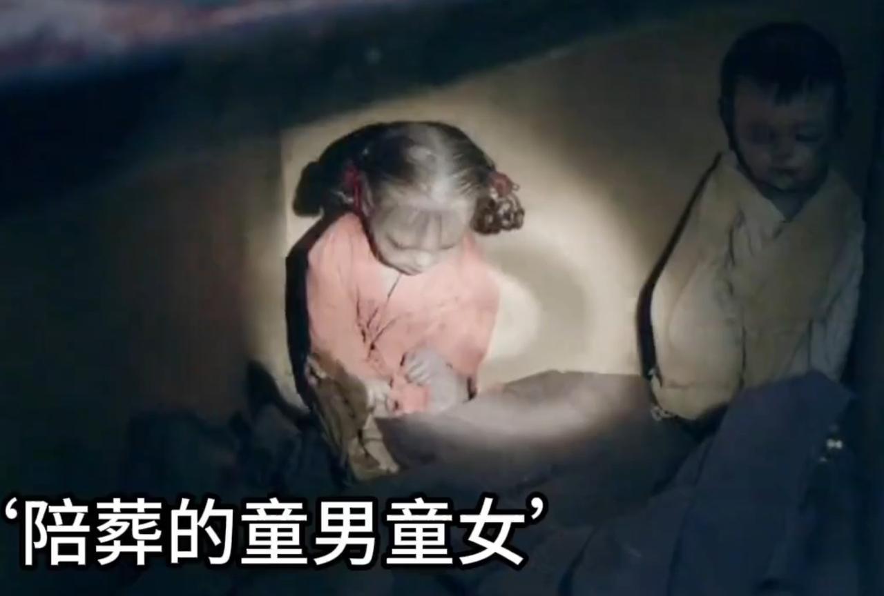 在古时候，有一个王爷去世了，他的家人买了15岁的童男月光和15岁的童女水灵，给他