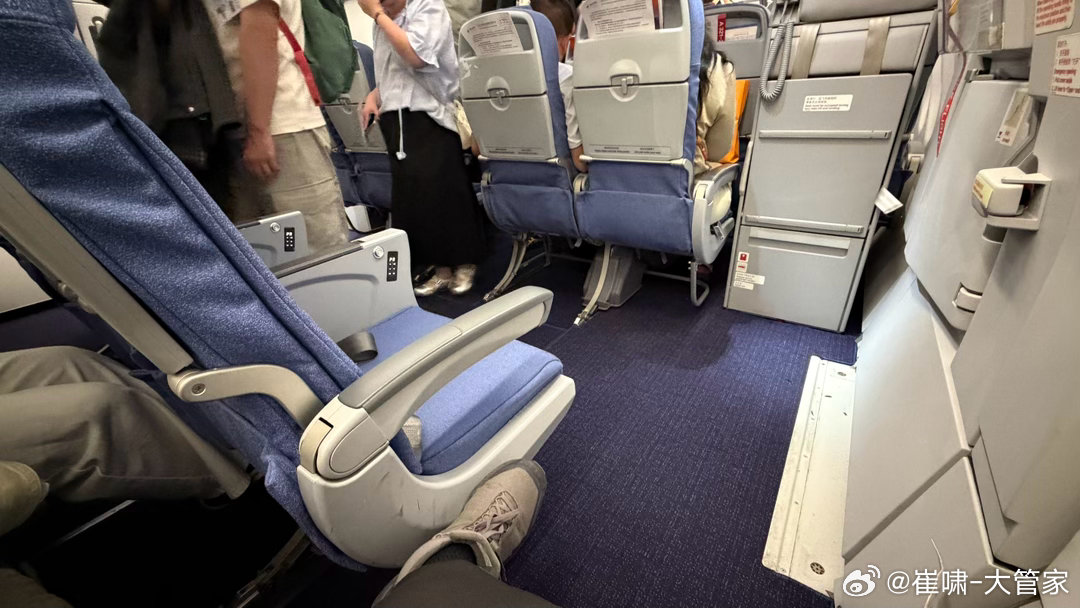 记住国航这架飞机和具体编号，应急通道前的两个单独做移退步空间超级超级大。我感觉应