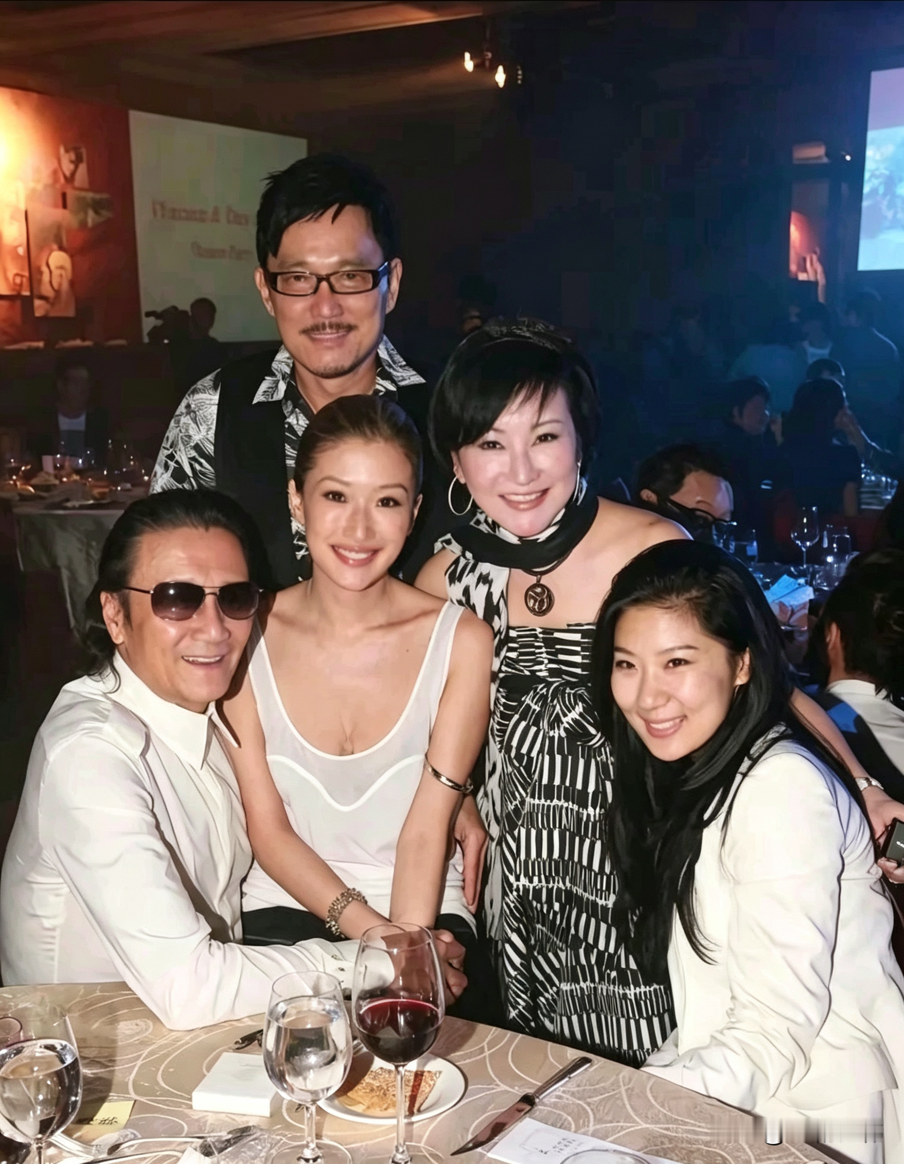 这张照片集齐了谢贤的前妻现任和爱恨情仇！这场慈善晚宴，一桌集齐谢贤、前妻狄波拉，狄波拉的现任丈夫，谢