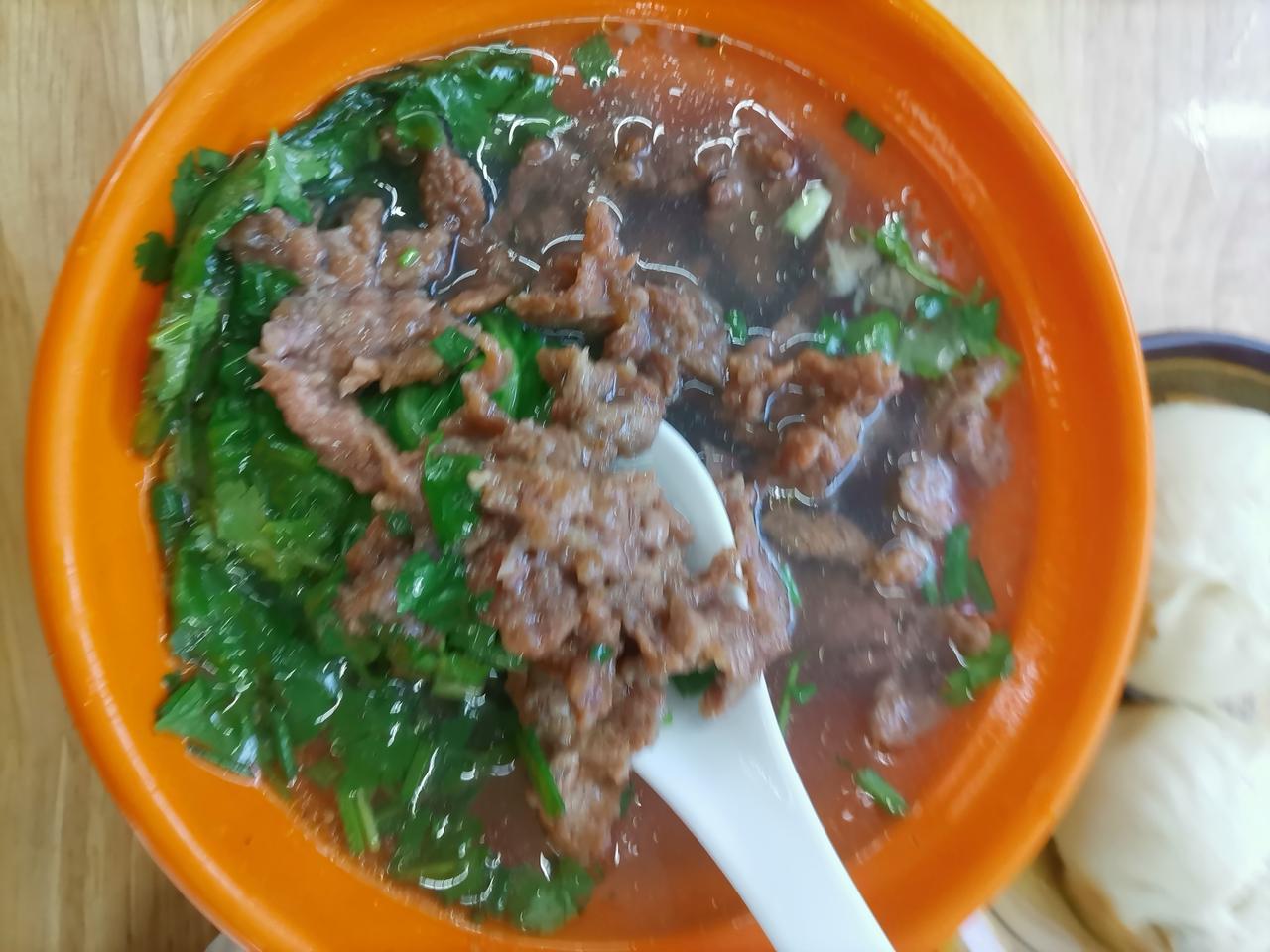 福州的牛滑、拌面、煎包，简直是美食界的铁三角！牛滑，精选牛肉手工捶打而成，颗颗
