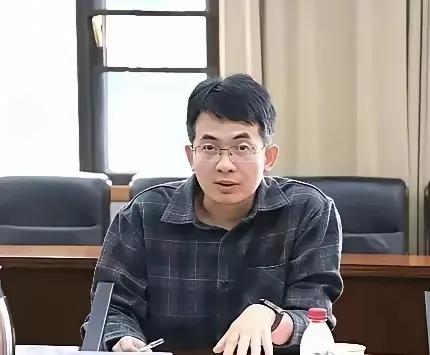 重金引进的副校长付磊，上任才一年多，就被亲生女儿实名举报，安大此刻的压力不小啊！