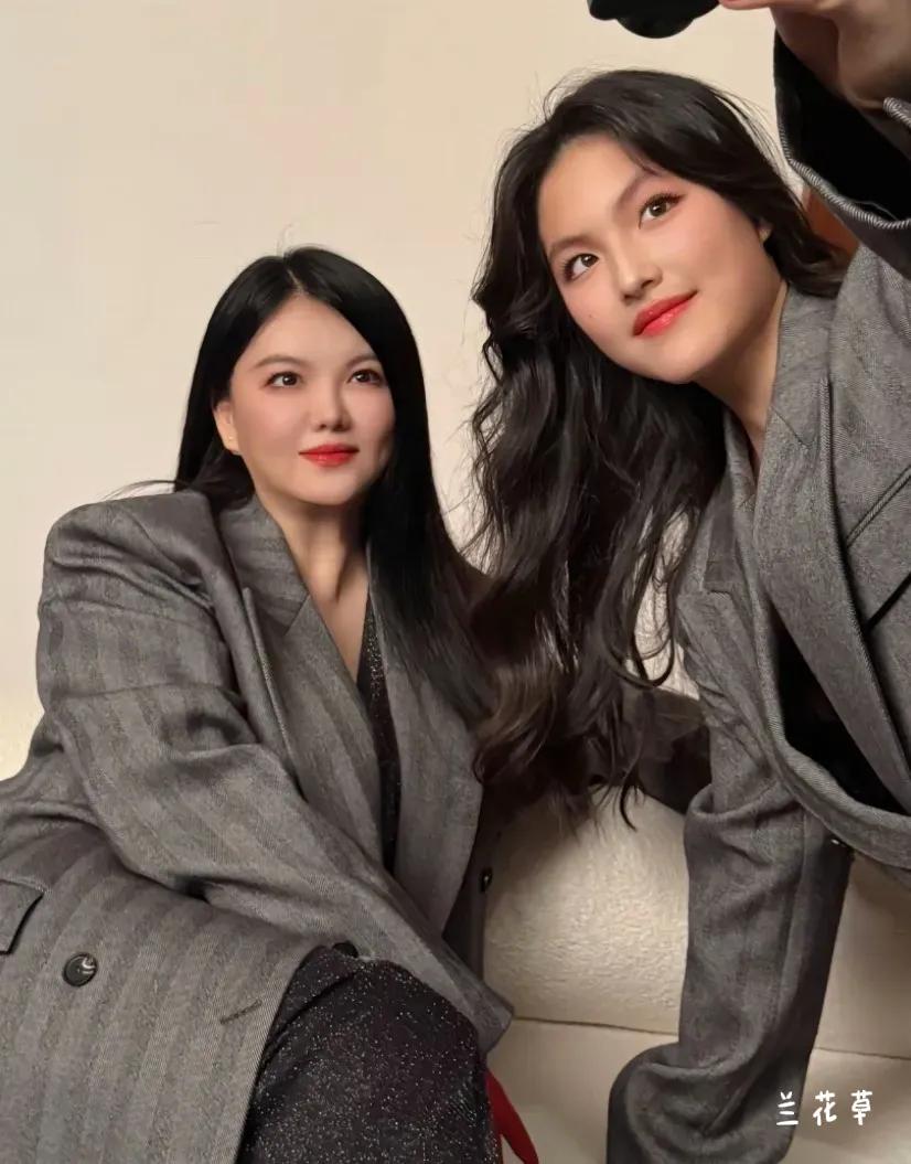 李湘、王诗龄母女西装照。她们穿着同一系列的服装，体现了母女同心，以及女性的中性