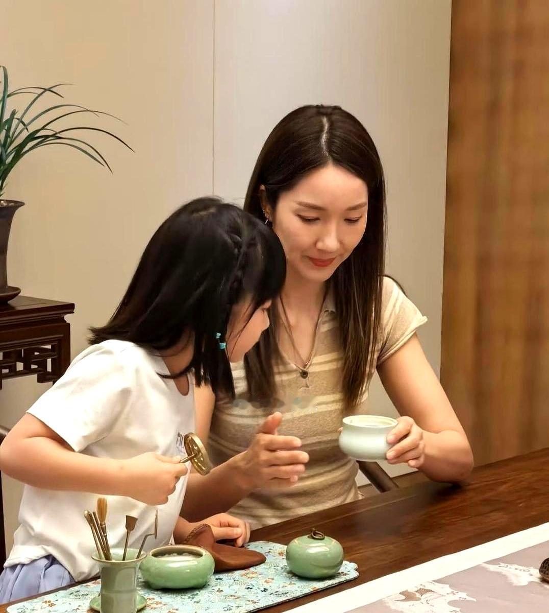 王祖蓝这俩闺女，简直是“复制粘贴”！最近，46岁的他带着全家回老家东莞，