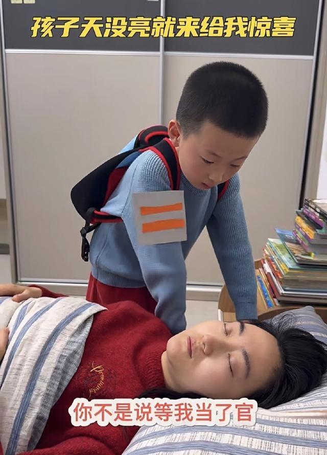 凌晨五点娃摸黑跟老妈报喜说当上两道杠队长了。老妈问管几个人，娃比了个一，老妈以为
