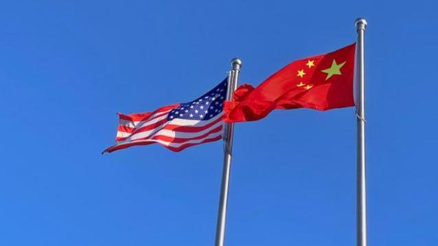 法媒这次说得够直：美国在俄乌和中东两头烧资源，中国反而靠“不蹚浑水”，拿到了最值