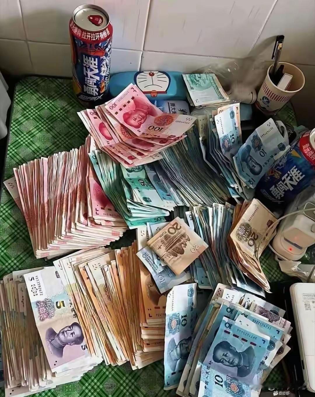 我朋友每次一发工资，就把钱取出来，看着满桌子的现金，才感觉是真的有钱。