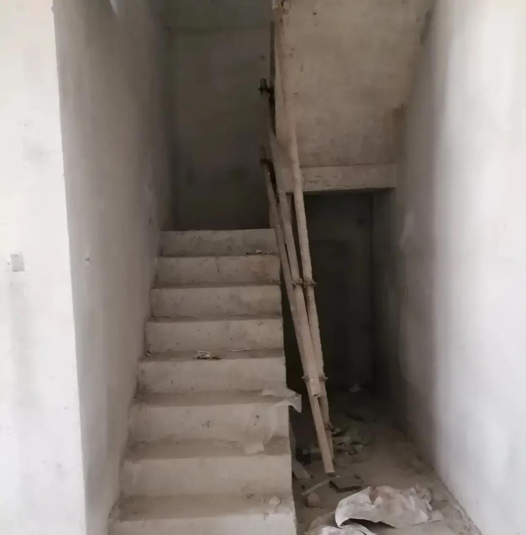农村自建房楼梯很少看到这样的吧，很多人说这样做是错误的，说这是反的，我有点弄不明