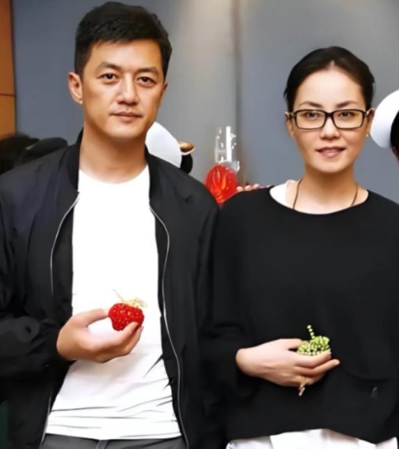 李嫣20岁北京私人会所生日宴，王菲坐主桌，李亚鹏默默守在邻桌。他端着酒杯主动上前