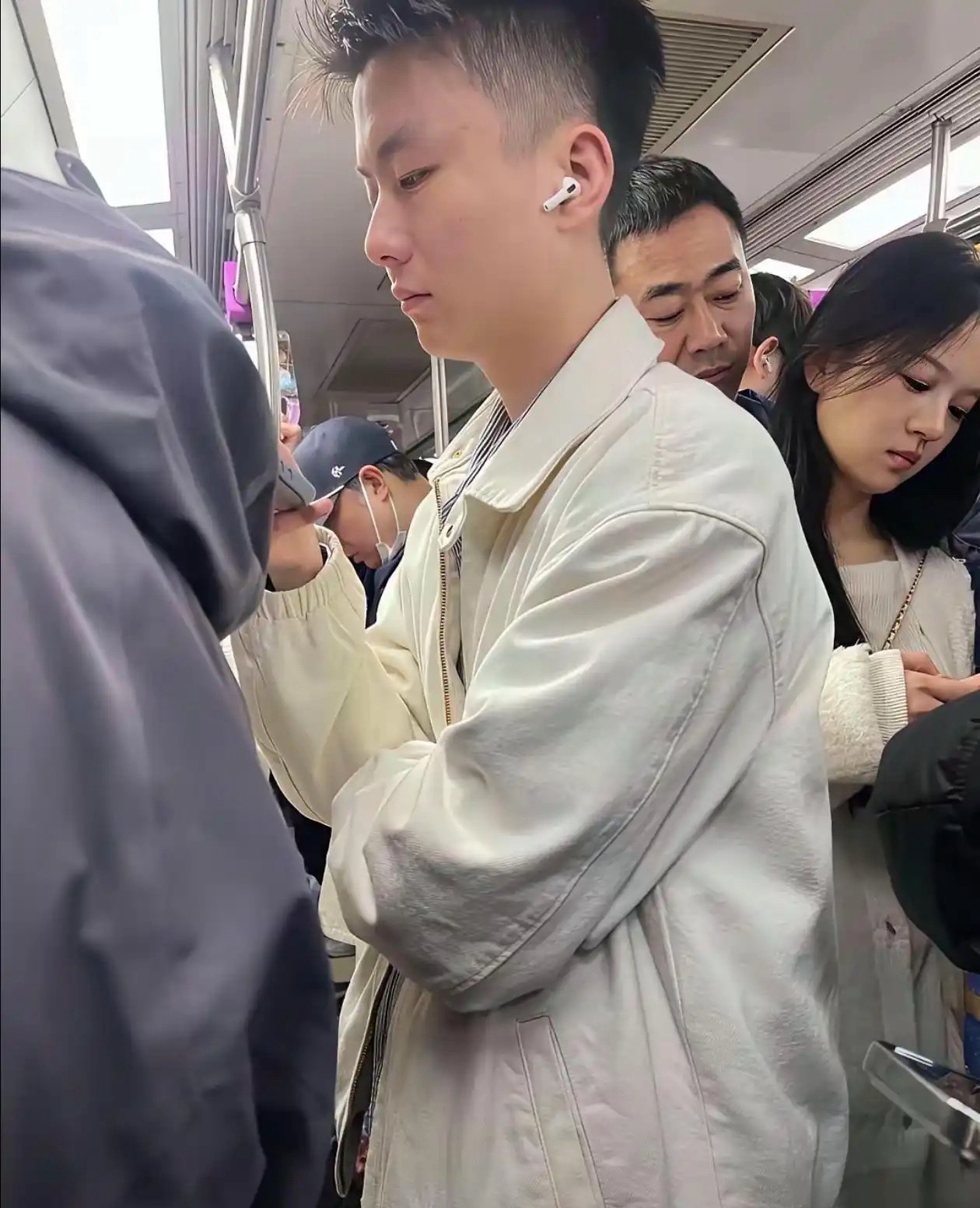 公共场合，这样不太合适吧？