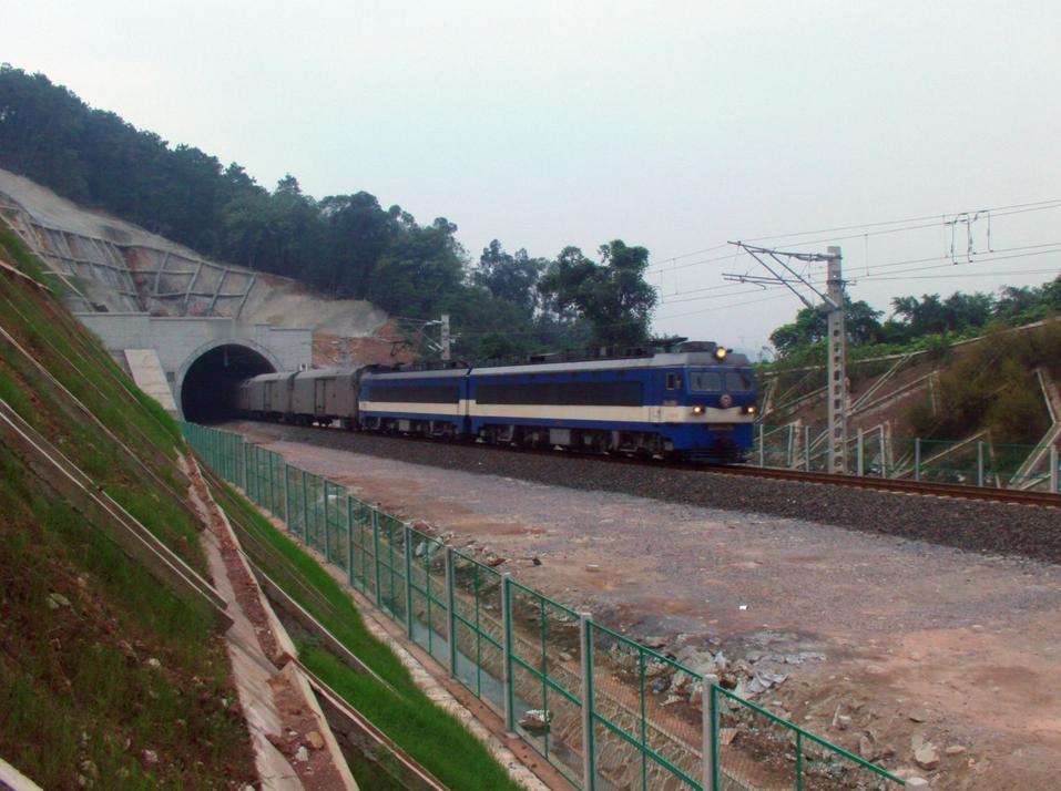2010年10月，从渝怀线过来的货运列车驶出杨家沟隧道。这段线路是当年8月建成的
