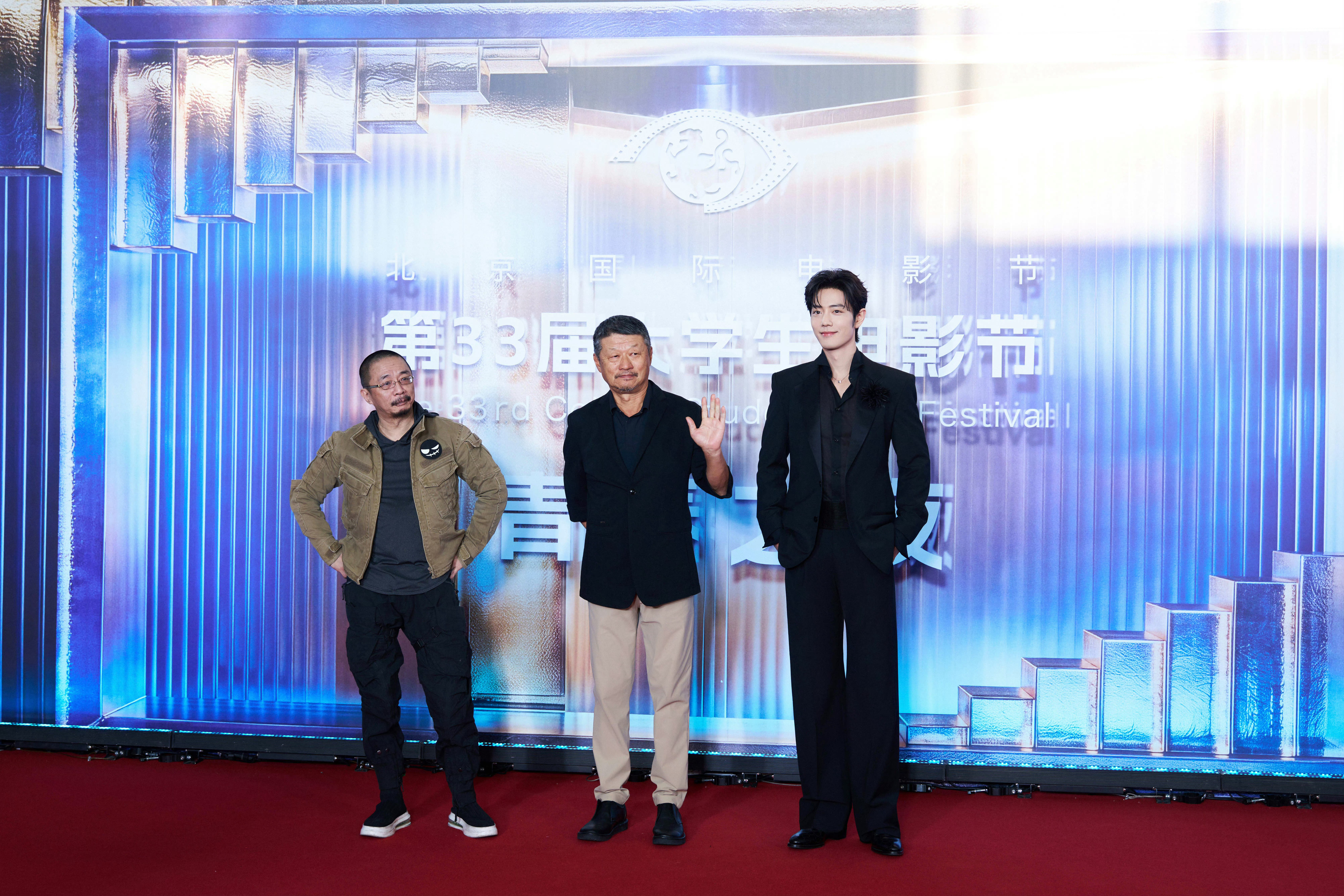 得闲谨制剧组红毯气质反差感兰晓龙：随性不羁的“老顽童”，一身松弛又带点野趣，自带