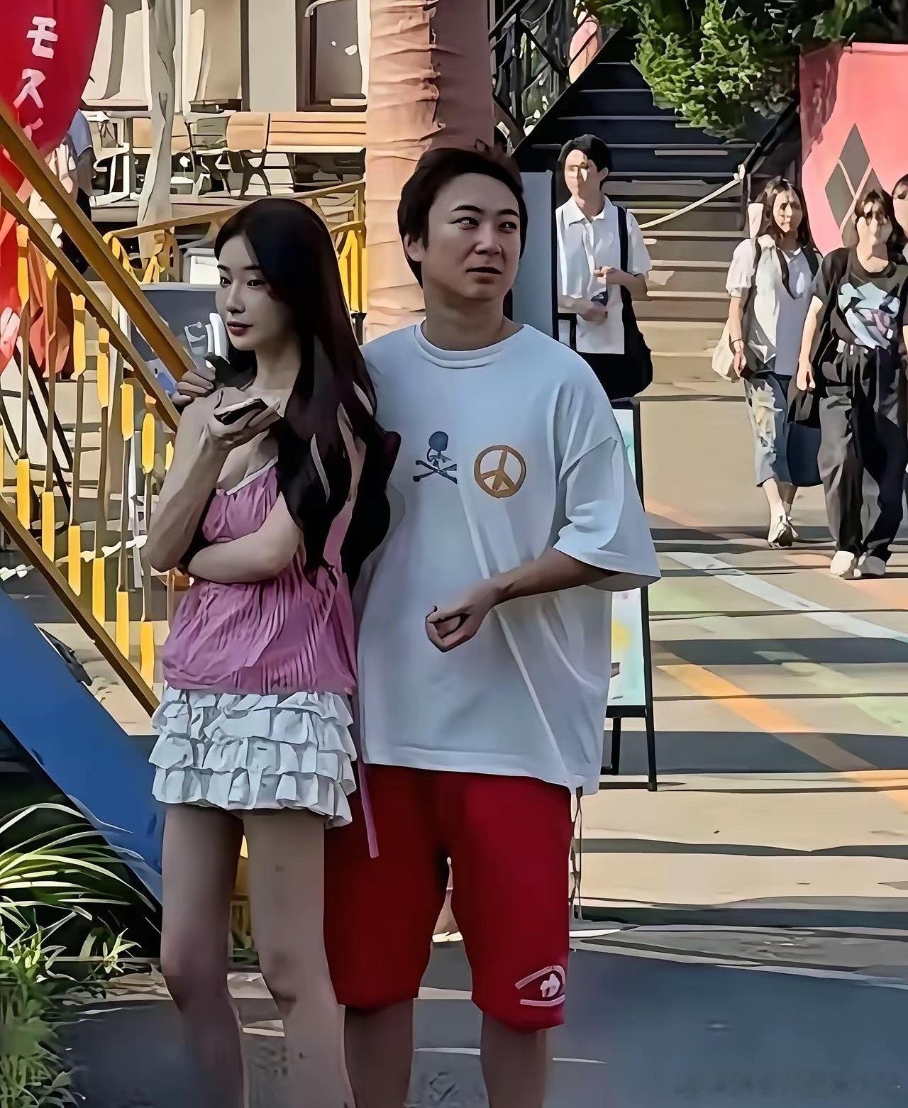 王思聪已空降迪拜，带女友度假。他爸天天喊穷，他儿子天天炫富！不过瘦死的骆驼比马大