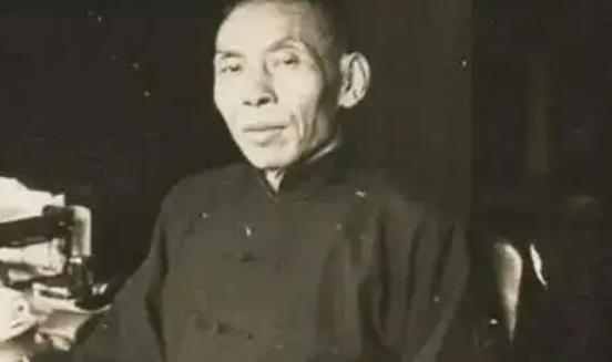 1918年，杜月笙去歌舞厅会友，突然，他一手搂住舞女的腰，另一只手要伸进她的胸口