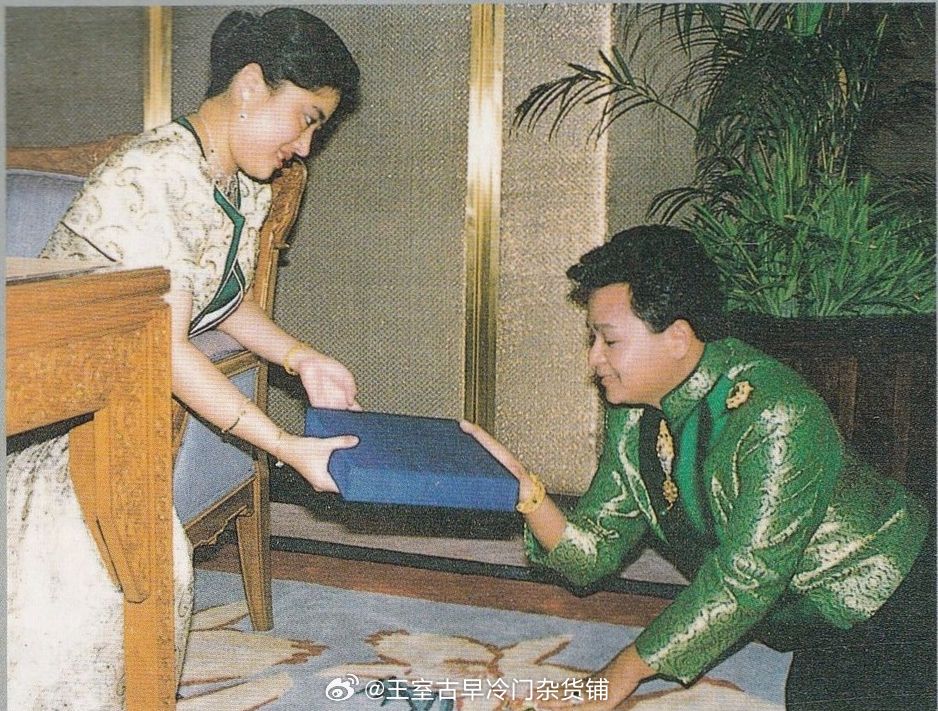 王室王室泰国王室暹罗往事老照片：198×年，颂妃母女三人参加一位男士的生日趴。