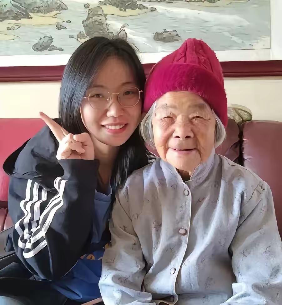 26岁姑娘为省钱，和上海68岁阿姨同住六年。后来阿姨患上老年痴呆，子女回来商量照