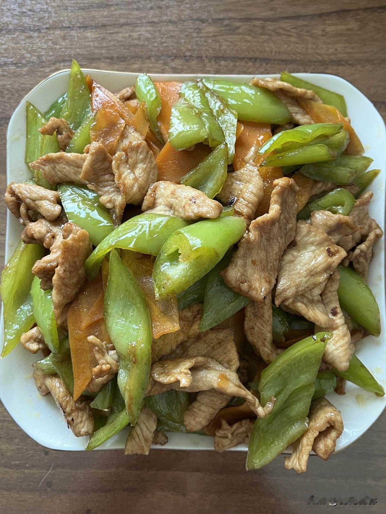 好友们晚上好！周二快乐，晚餐香香！今天的晚餐：辣椒胡萝卜炒肉红烧羊肉松花蛋