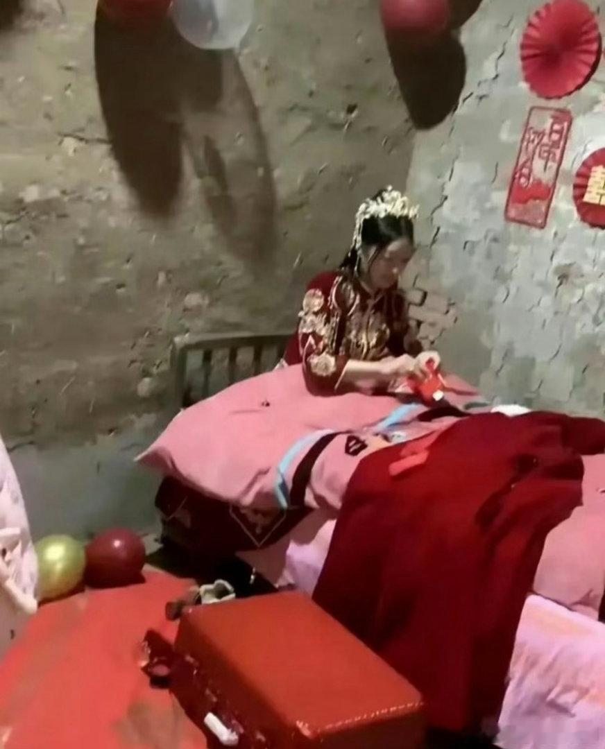 住在这种地方还能笑出来，看来这姐妹是遇到真爱了
